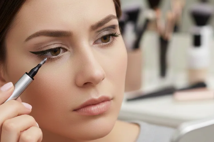  مشکل خط چشم گربه ای کج یا نامتقارن